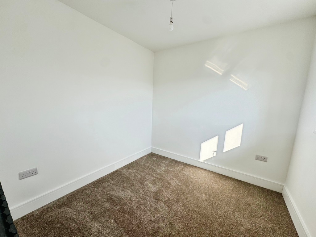 3 bed semi-detached house for sale in Brynglas Avenue, Pontllanfraith  - Property Image 8