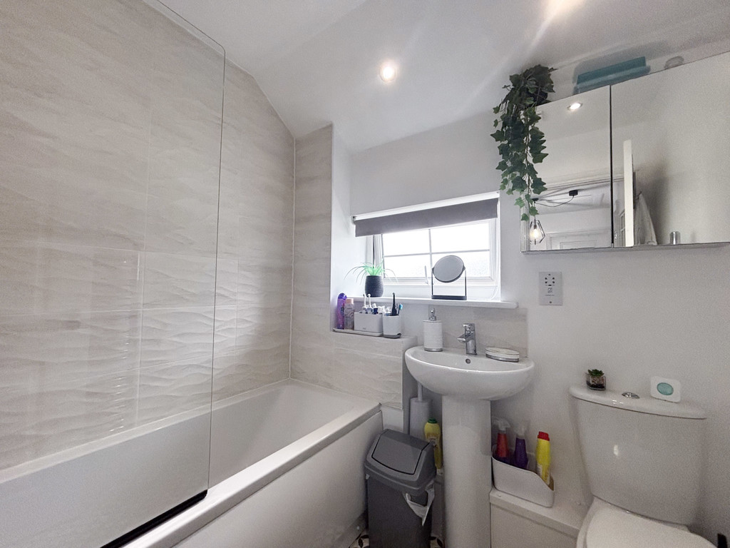 3 bed semi-detached house for sale in Bryngolwg, Crumlin  - Property Image 16