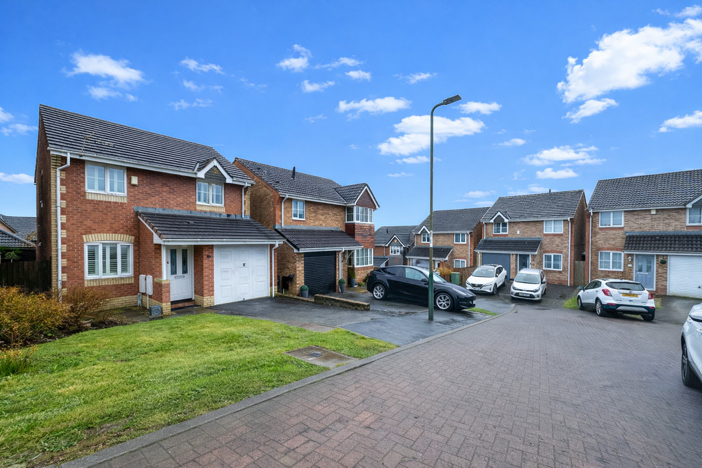 3 bed detached house for sale in Y Cedrwydden, Blackwood - Property Image 1