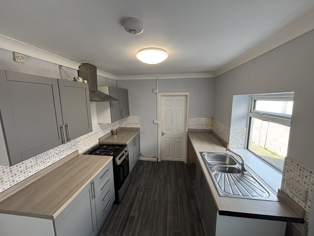 4 bed terraced house for sale in Francis Street, Fleur De Lis  - Property Image 3