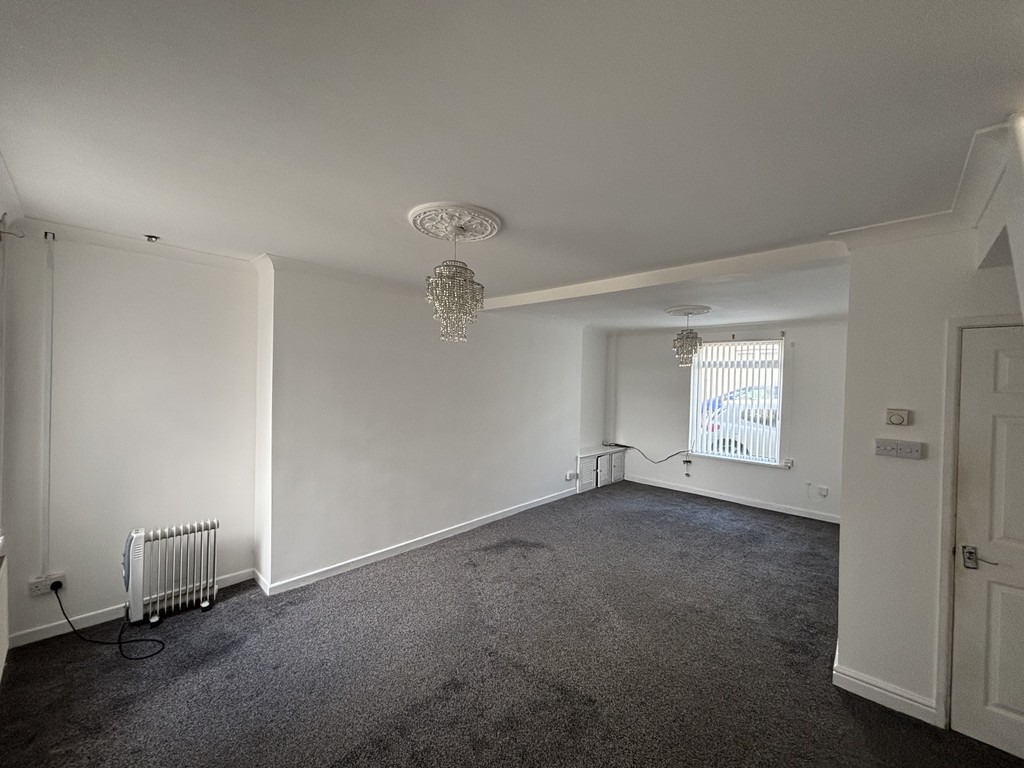4 bed terraced house for sale in Francis Street, Fleur De Lis  - Property Image 4