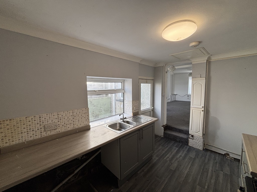 4 bed terraced house for sale in Francis Street, Fleur De Lis  - Property Image 7