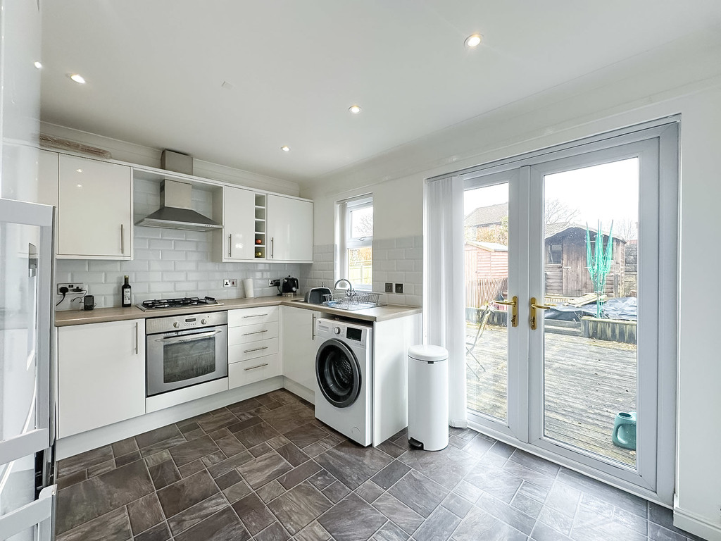 2 bed terraced house for sale in Clos Llyswen, Penpedairheol - Property Image 4