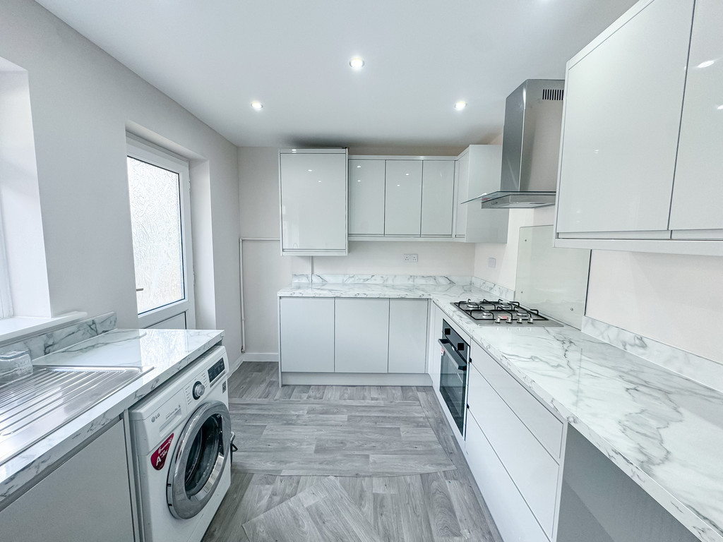 2 bed detached bungalow for sale in Old Parish Road, Hengoed  - Property Image 2