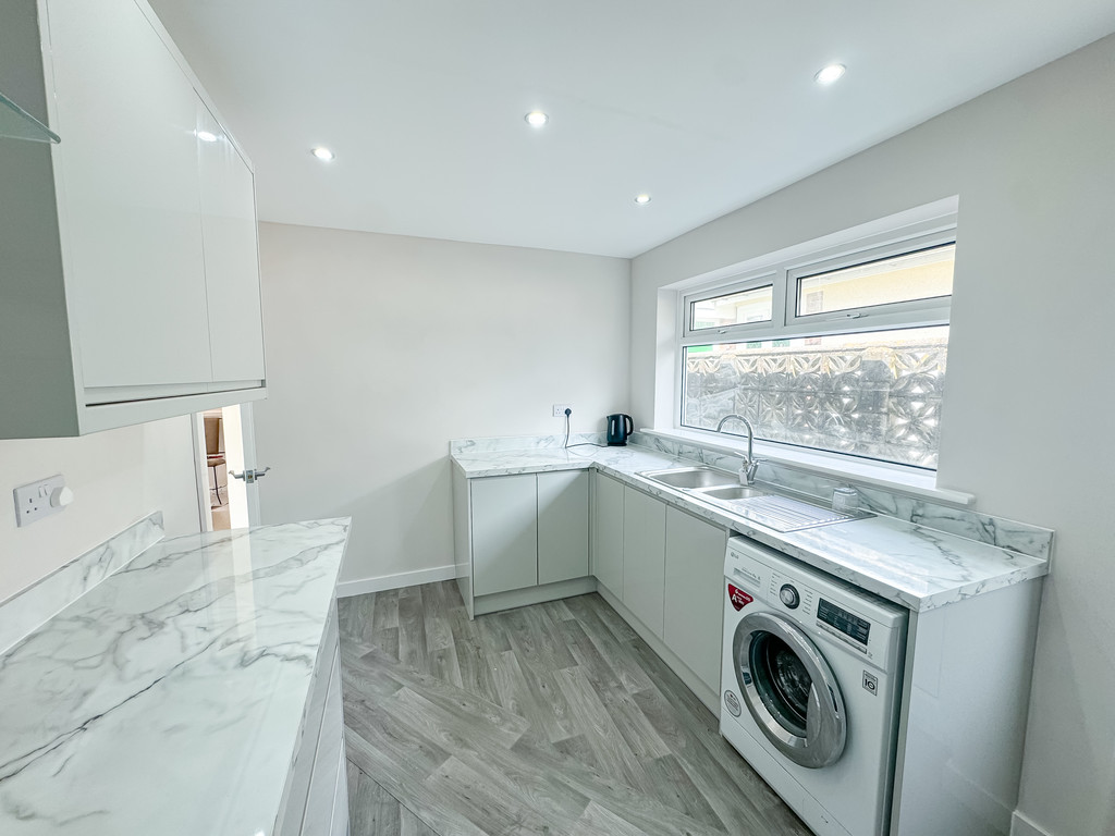 2 bed detached bungalow for sale in Old Parish Road, Hengoed  - Property Image 3
