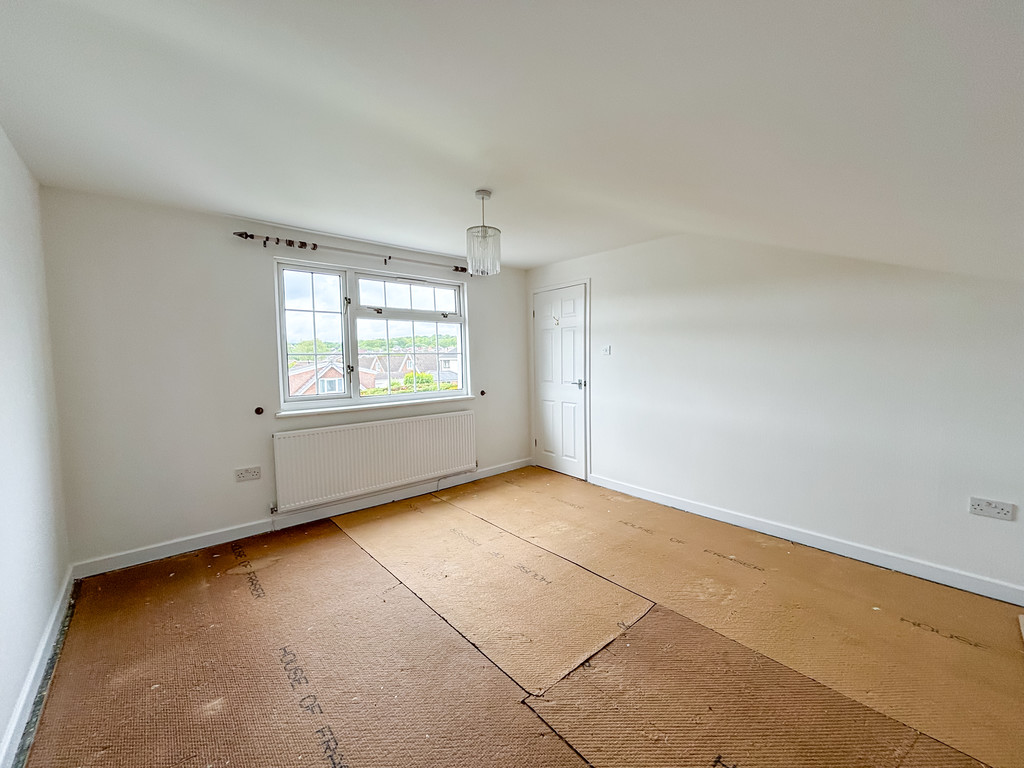 3 bed semi-detached bungalow for sale in Royce Close, Penpedairheol, Hengoed  - Property Image 14