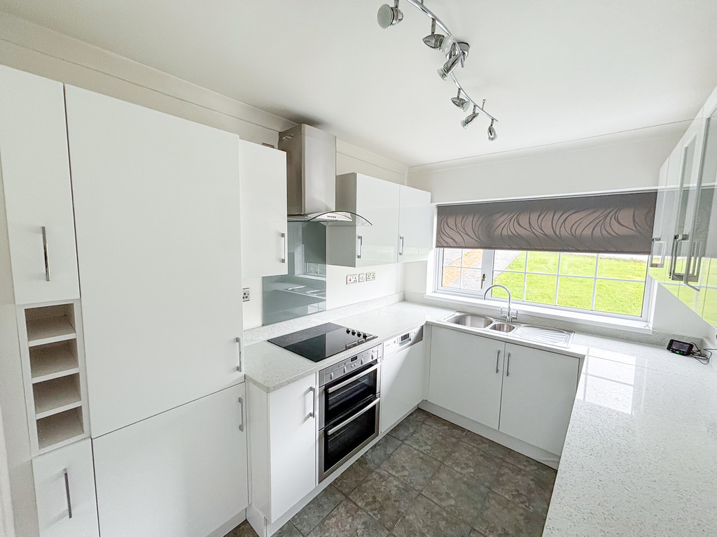 3 bed semi-detached bungalow for sale in Royce Close, Penpedairheol, Hengoed  - Property Image 8