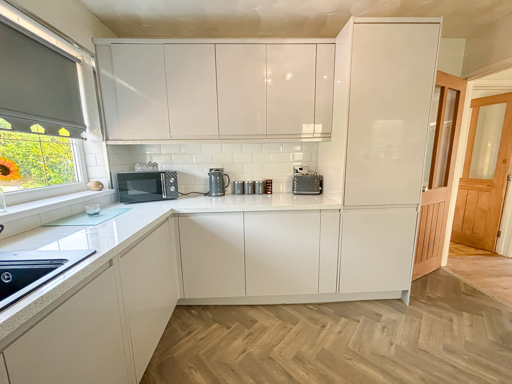 3 bed semi-detached bungalow for sale in Hillside Park, Bargoed  - Property Image 6