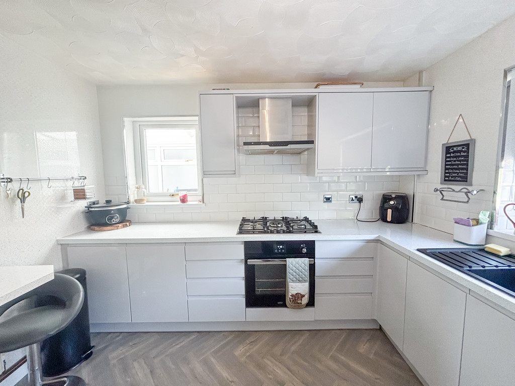 3 bed semi-detached bungalow for sale in Hillside Park, Bargoed  - Property Image 7