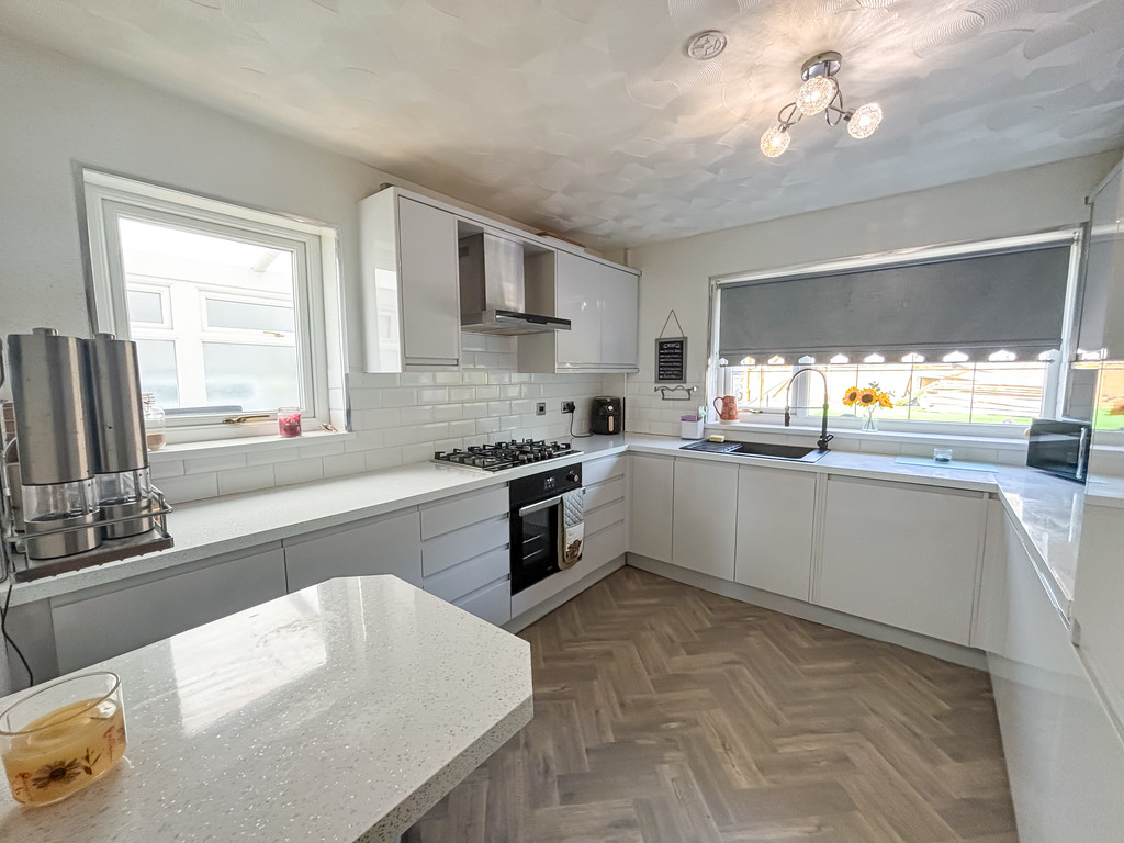3 bed semi-detached bungalow for sale in Hillside Park, Bargoed  - Property Image 8
