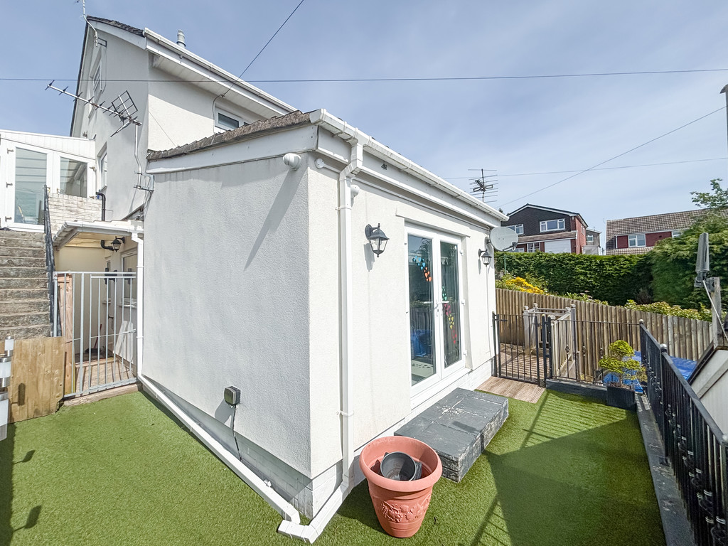 3 bed semi-detached bungalow for sale in Hillside Park, Bargoed  - Property Image 24