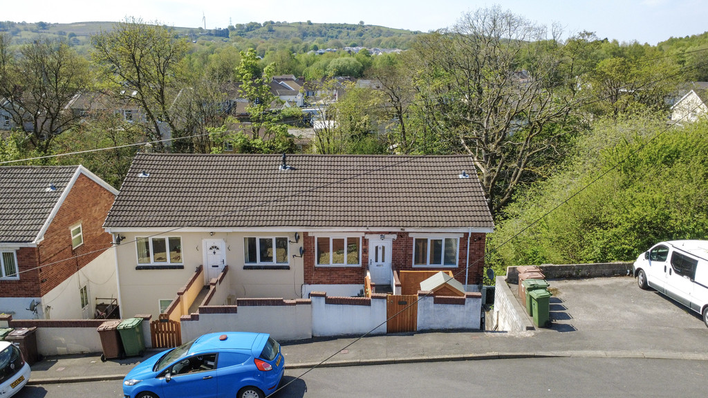 2 bed flat for sale in Sheen Court, The Walk