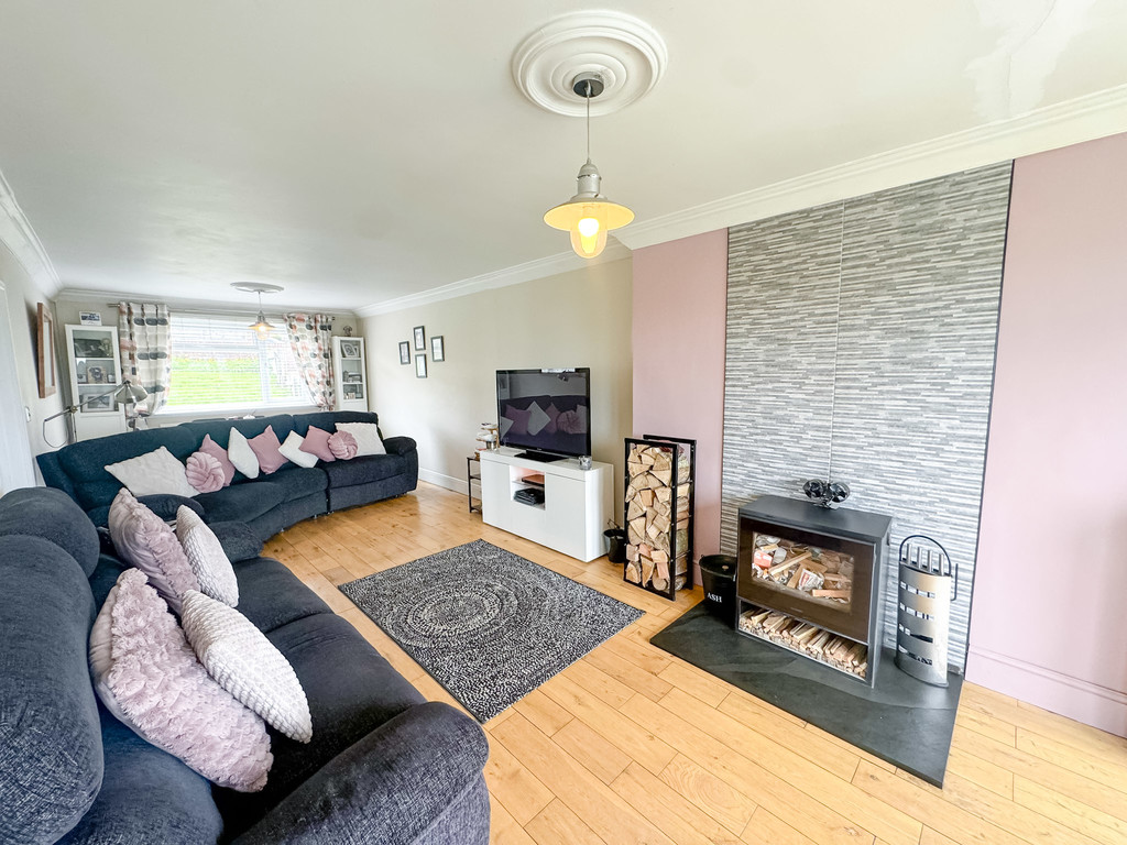 2 bed semi-detached bungalow for sale in Forest Avenue, Cefn Hengoed - Property Image 2