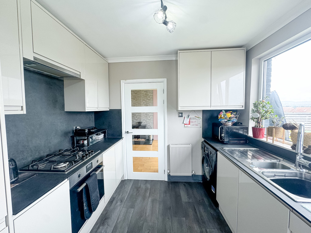 2 bed semi-detached bungalow for sale in Forest Avenue, Cefn Hengoed - Property Image 3