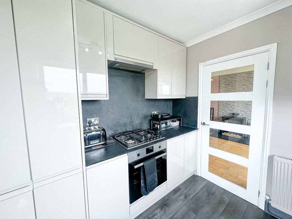2 bed semi-detached bungalow for sale in Forest Avenue, Cefn Hengoed - Property Image 6