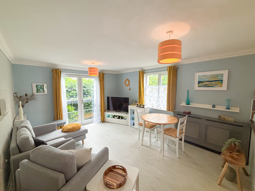 1 bed ground floor flat for sale in Buzzard Way, Penallta, Hengoed  - Property Image 2