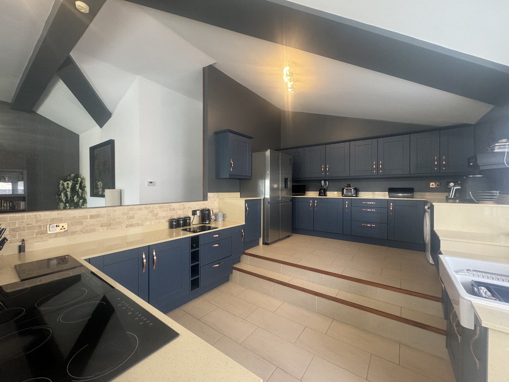 4 bed detached bungalow for sale in Hengoed Avenue, Cefn Hengoed  - Property Image 10