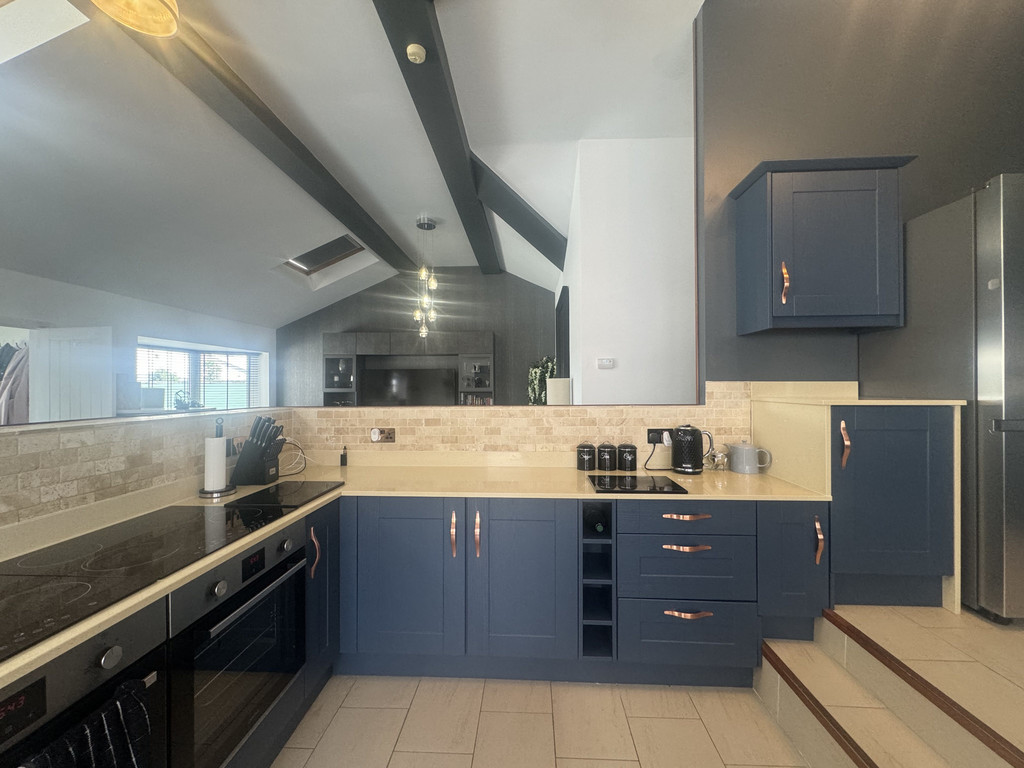 4 bed detached bungalow for sale in Hengoed Avenue, Cefn Hengoed  - Property Image 11