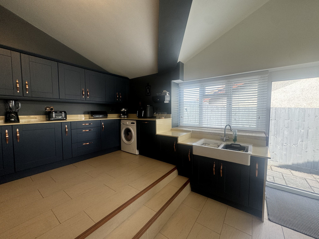 4 bed detached bungalow for sale in Hengoed Avenue, Cefn Hengoed  - Property Image 13