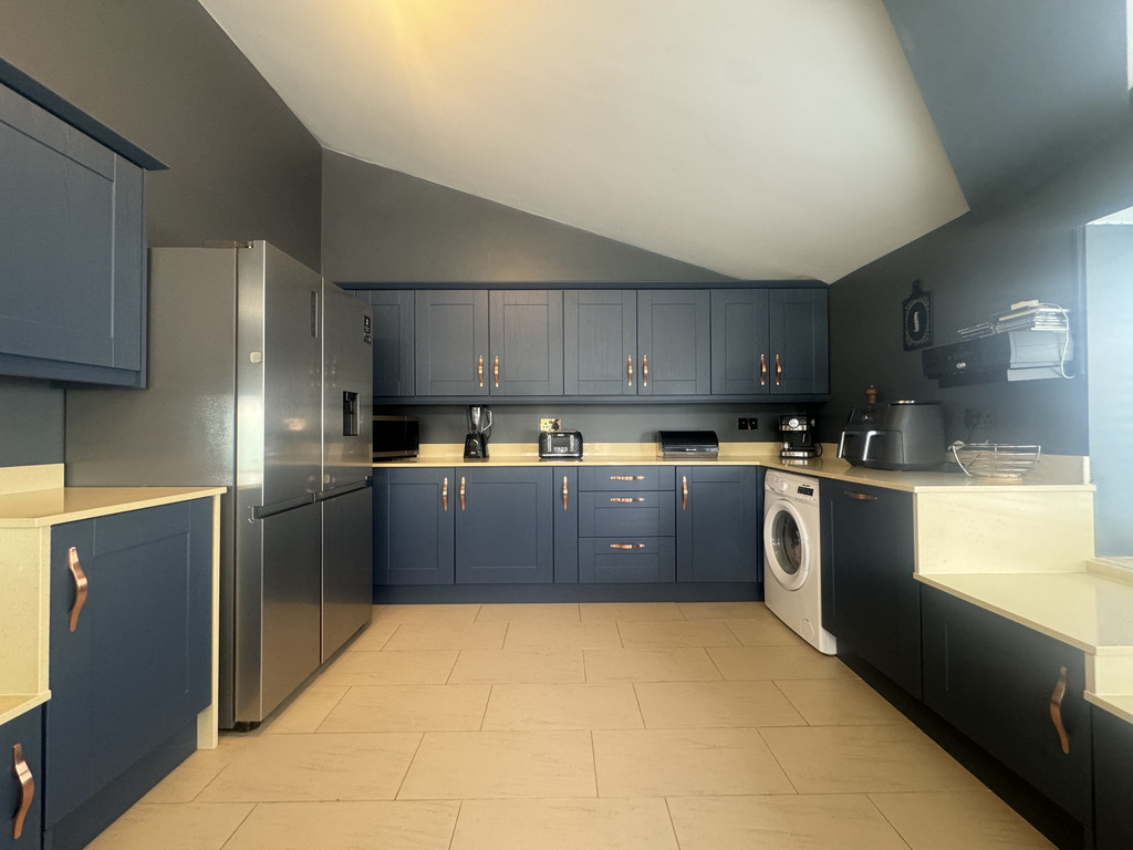 4 bed detached bungalow for sale in Hengoed Avenue, Cefn Hengoed  - Property Image 3