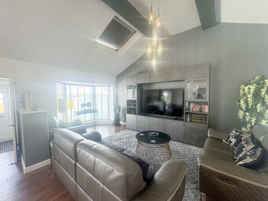 4 bed detached bungalow for sale in Hengoed Avenue, Cefn Hengoed  - Property Image 7