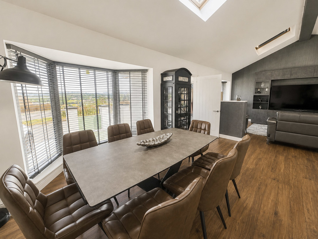 4 bed detached bungalow for sale in Hengoed Avenue, Cefn Hengoed  - Property Image 9