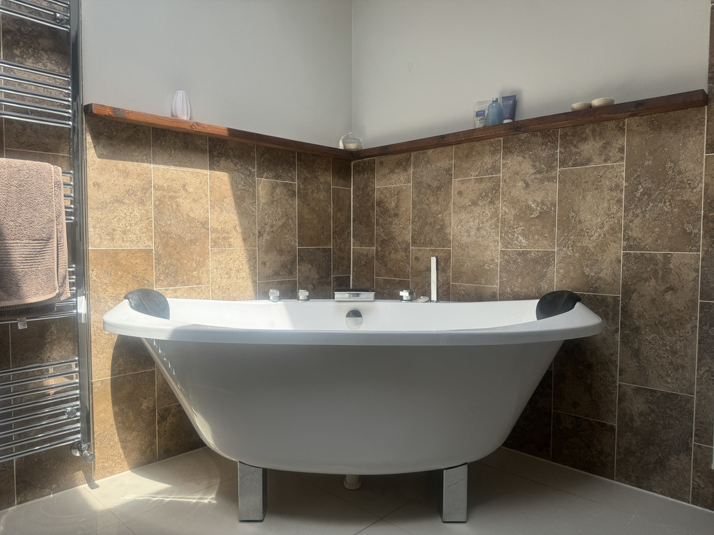 4 bed detached bungalow for sale in Hengoed Avenue, Cefn Hengoed  - Property Image 25