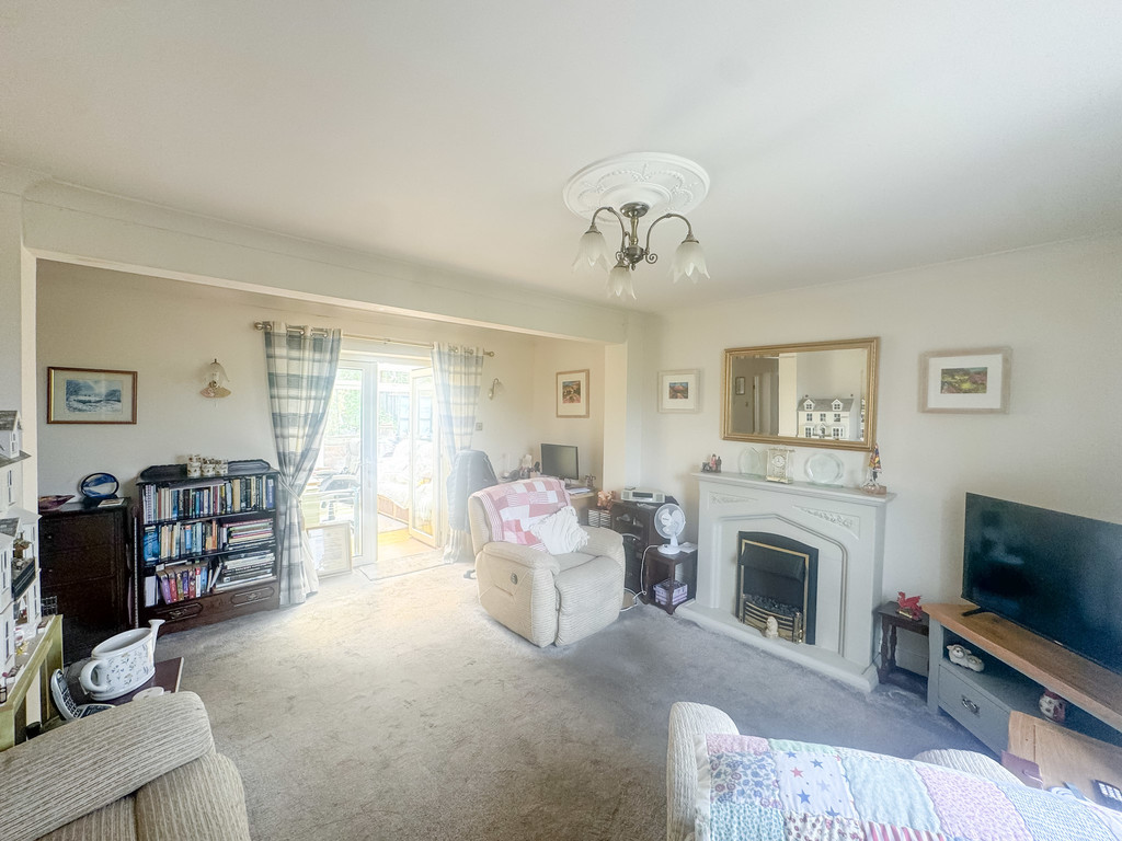 3 bed semi-detached house for sale in Vale View, Maesycwmmer - Property Image 3
