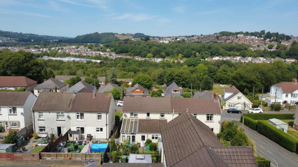3 bed semi-detached house for sale in Vale View, Maesycwmmer - Property Image 17