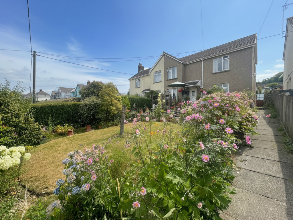 3 bed semi-detached house for sale in Vale View, Maesycwmmer - Property Image 5