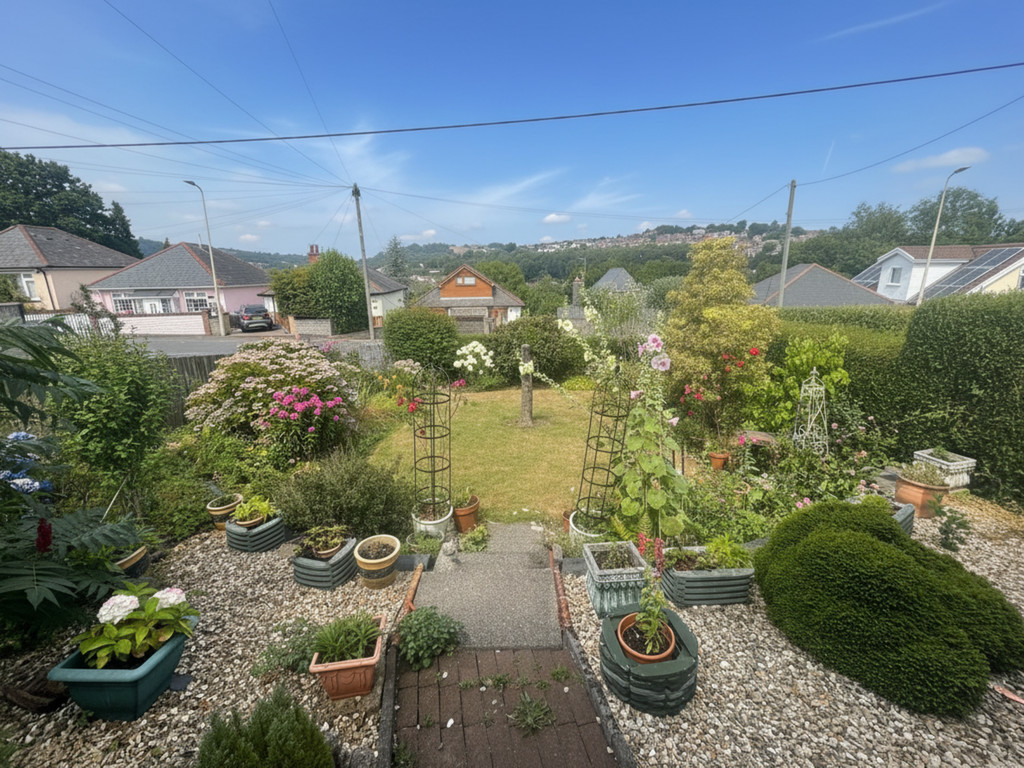 3 bed semi-detached house for sale in Vale View, Maesycwmmer - Property Image 6