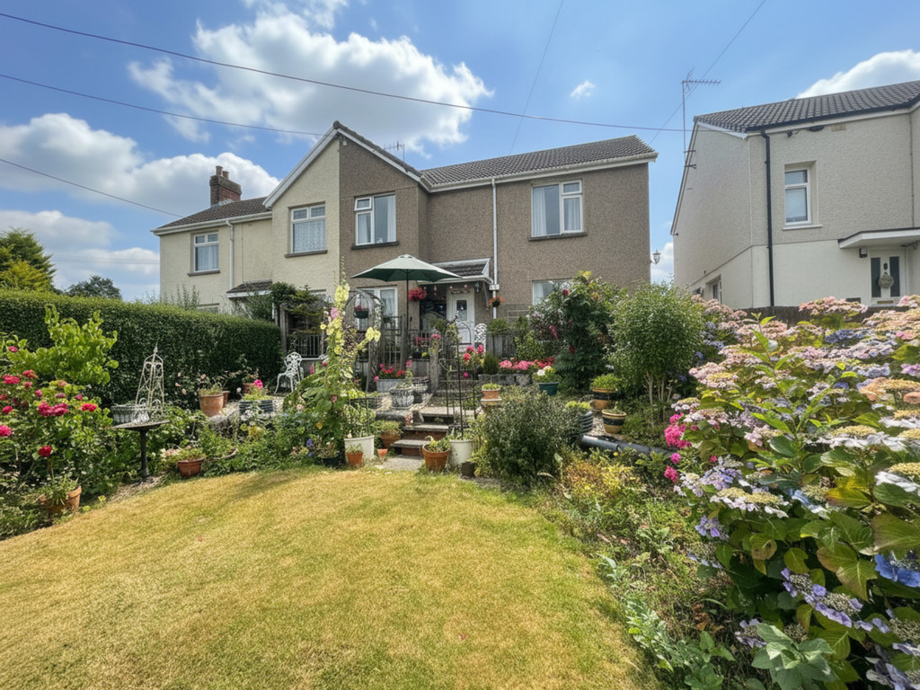 3 bed semi-detached house for sale in Vale View, Maesycwmmer - Property Image 4