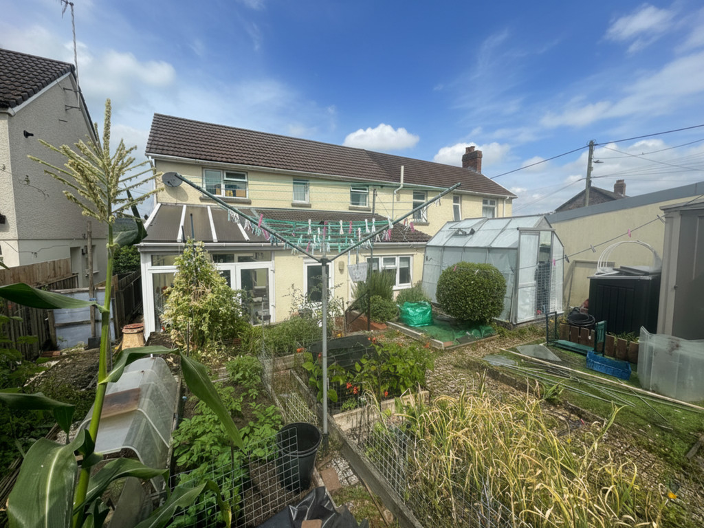 3 bed semi-detached house for sale in Vale View, Maesycwmmer - Property Image 16