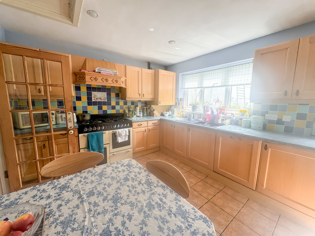 3 bed semi-detached house for sale in Vale View, Maesycwmmer - Property Image 9