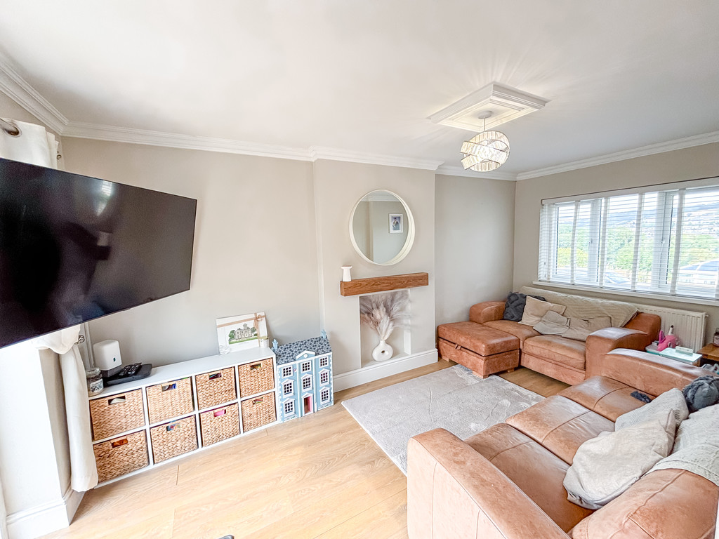 3 bed terraced house for sale in Treowen Road, Newbridge - Property Image 2
