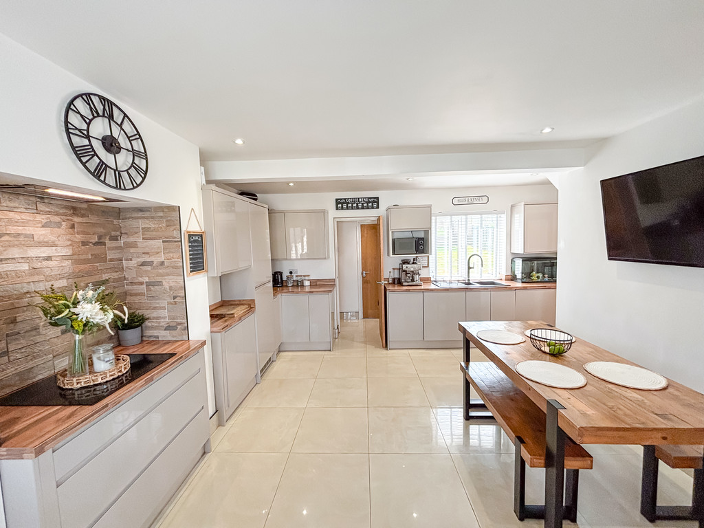 3 bed terraced house for sale in Treowen Road, Newbridge - Property Image 3