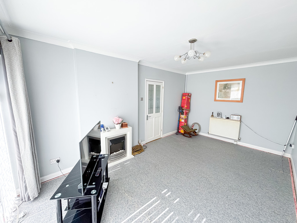 2 bed semi-detached bungalow for sale in St. Annes Gardens, Maesycwmmer - Property Image 4