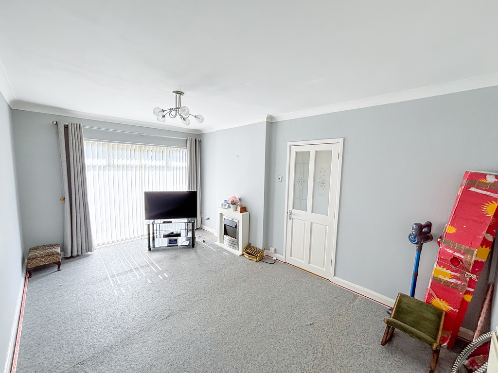 2 bed semi-detached bungalow for sale in St. Annes Gardens, Maesycwmmer - Property Image 3