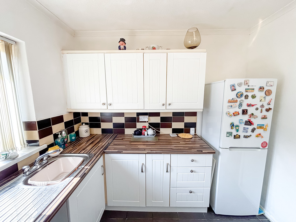 2 bed semi-detached bungalow for sale in St. Annes Gardens, Maesycwmmer - Property Image 6
