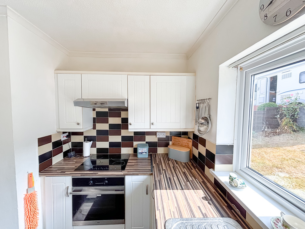 2 bed semi-detached bungalow for sale in St. Annes Gardens, Maesycwmmer - Property Image 5