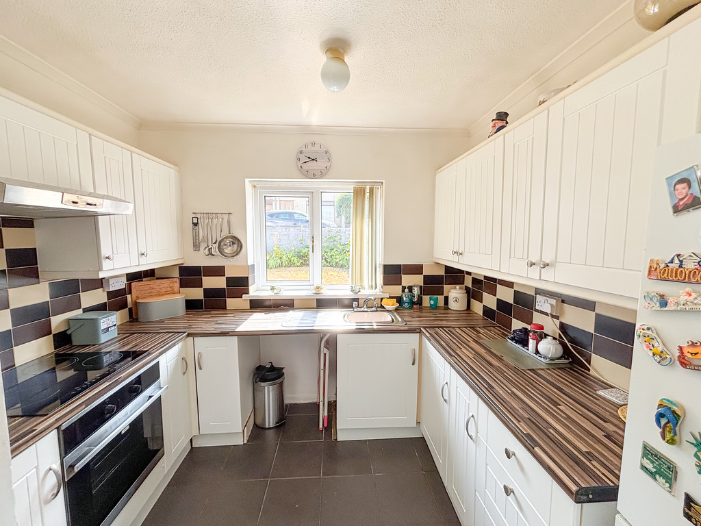 2 bed semi-detached bungalow for sale in St. Annes Gardens, Maesycwmmer - Property Image 2