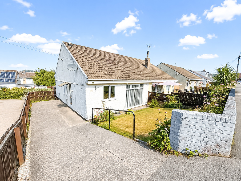 2 bed semi-detached bungalow for sale in St. Annes Gardens, Maesycwmmer - Property Image 1