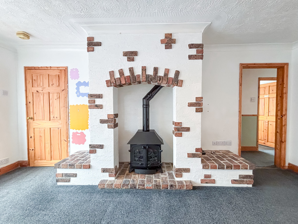 2 bed semi-detached bungalow for sale in Shirdale Close, Maesycwmmer  - Property Image 5