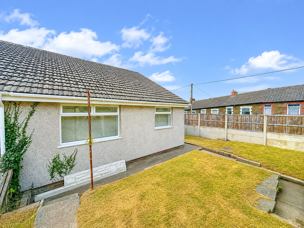 2 bed semi-detached bungalow for sale in Shirdale Close, Maesycwmmer  - Property Image 17