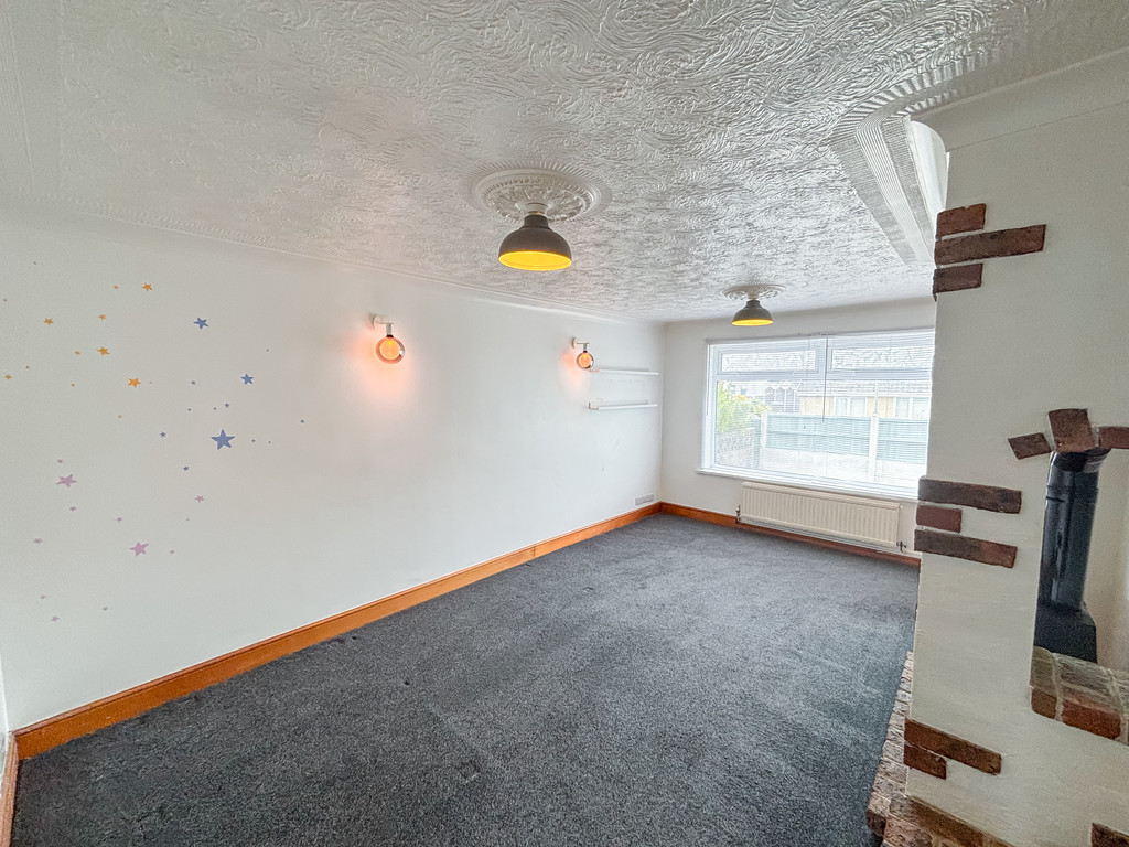 2 bed semi-detached bungalow for sale in Shirdale Close, Maesycwmmer  - Property Image 6
