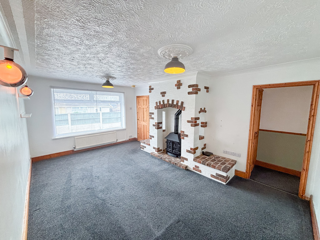 2 bed semi-detached bungalow for sale in Shirdale Close, Maesycwmmer  - Property Image 2