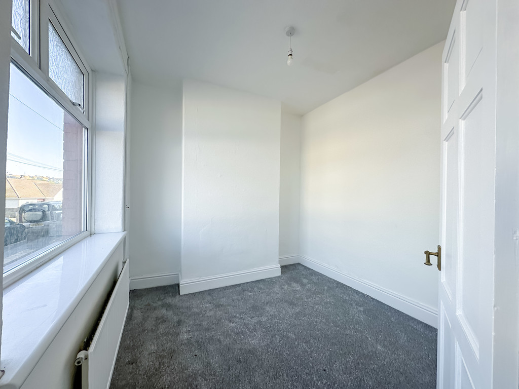 3 bed terraced house for sale in Brynmynach Avenue, Ystrad Mynach - Property Image 3