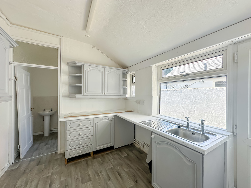3 bed terraced house for sale in Brynmynach Avenue, Ystrad Mynach - Property Image 4