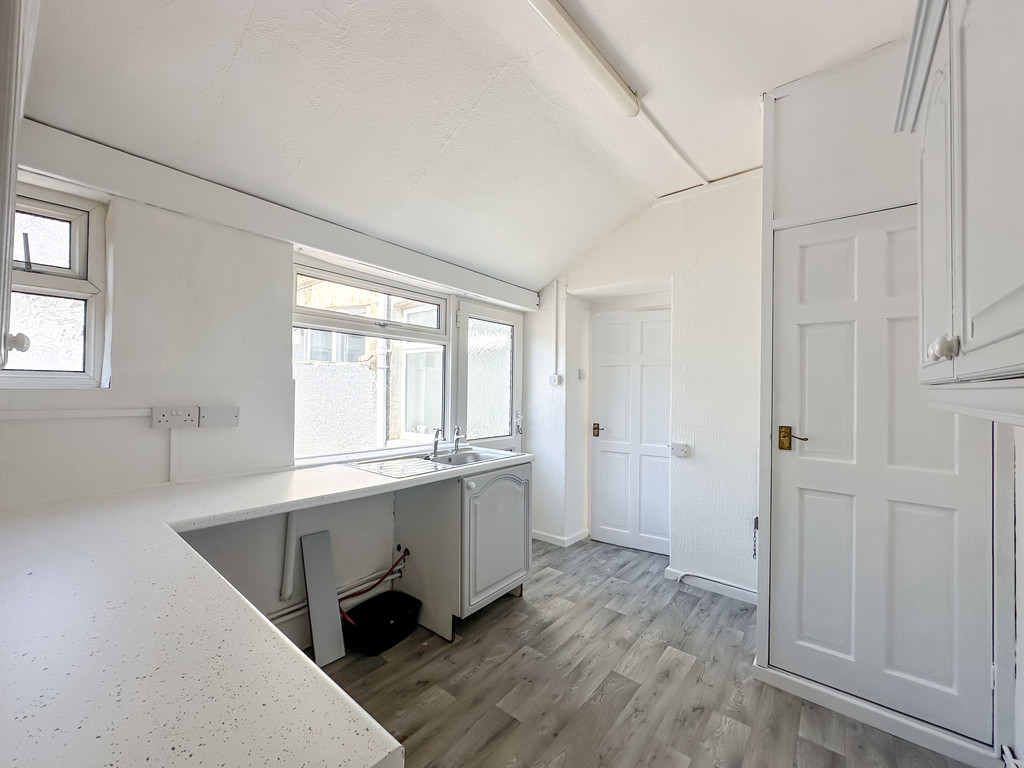 3 bed terraced house for sale in Brynmynach Avenue, Ystrad Mynach - Property Image 5