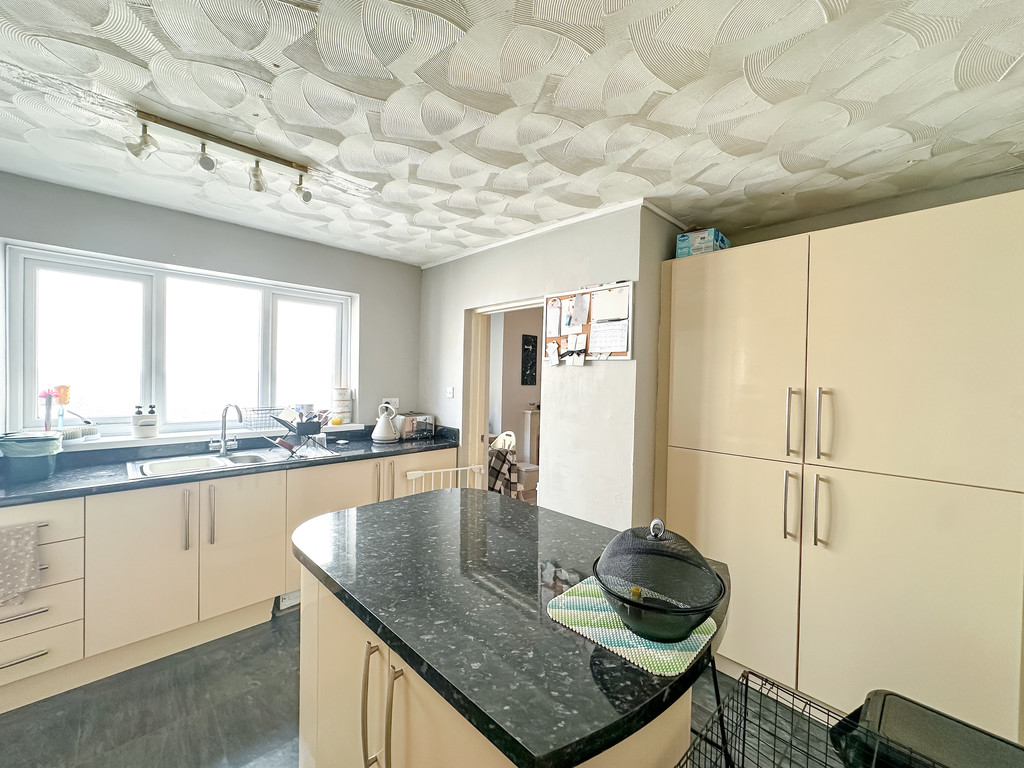 3 bed terraced house for sale in Sir Ivor Road, Pontllanfraith - Property Image 3